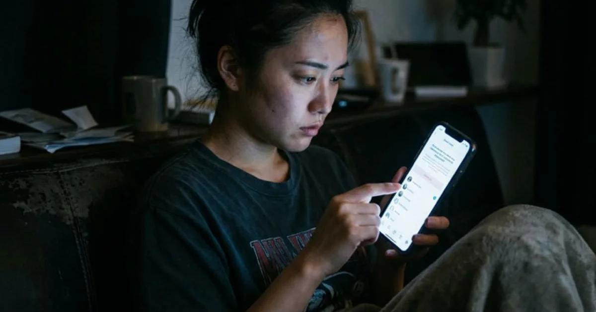 LINEの友達をすべて消したくなった夜。それは心が「防衛線」を張った証拠のアイキャッチ画像